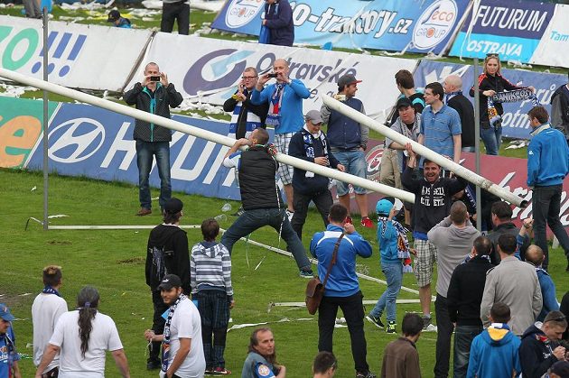Fanoušci si po skončení zápasu Baník - Dukla odnášeli různé upomínkové předměty. Za své vzaly i branky.