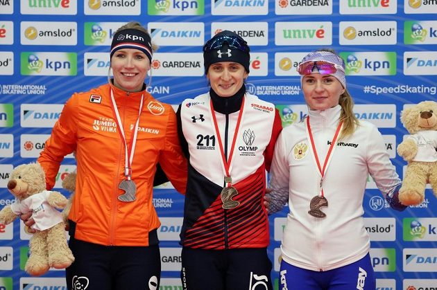 Martina Sáblíková (uprostřed) po triumfu v Tomaszówě, vlevo Nizozemka Carlijn Achtereekteová, vpravo Ruska Natalja Voroninová.