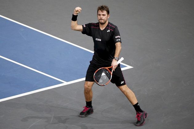 Švýcarský tenista Stan Wawrinka se oslavným gestem raduje z vítězství nad Španělem Rafaelem Nadalem na turnaji Masters v Paříži.