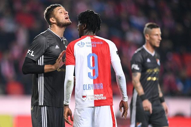 Fotbalista Slavia Peter Olayinka si vysvětluje jednu ze situací s protivníkem z Baníku Ostrava.