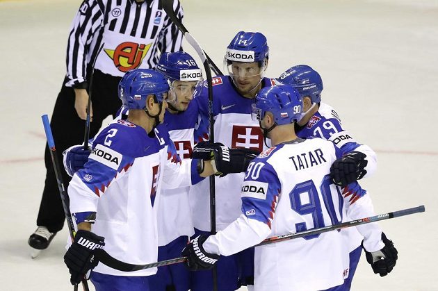 Slovenský hokejista Richard Pánik slaví poté, co vstřelil gól na mistrovství světa.