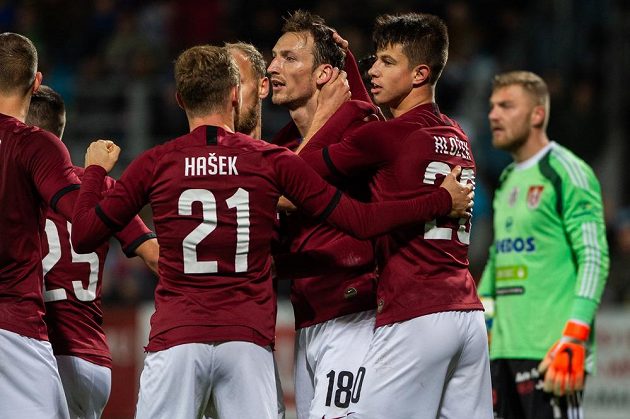 Fotbalisté Sparty se radují z gólu Libora Kozáka (třetí zprava), vpravo je brankář Českých Budějovic Jindřich Staněk.
