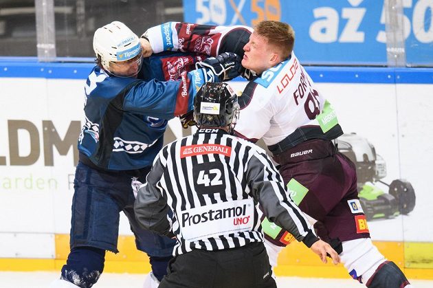 Matyáš Kantner z Plzně a Miroslav Forman ze Sparty během utkání 1. kola Tipsport extraligy.