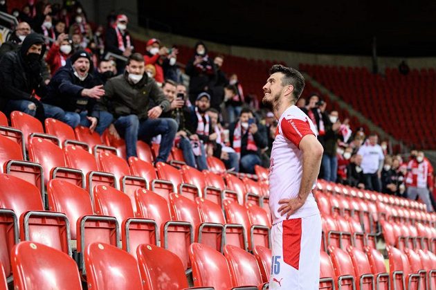 Ondřej Kúdela ze Slavie Praha během děkovačky s fanoušky po utkání 30. kola Fortuna ligy.
