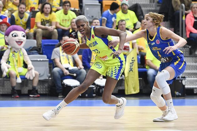 Basketbalistka Valériane Ayayiová z USK proniká v utkání Evropské ligy ke koši, bránit se snaží Mariona Ortizová z Braine.