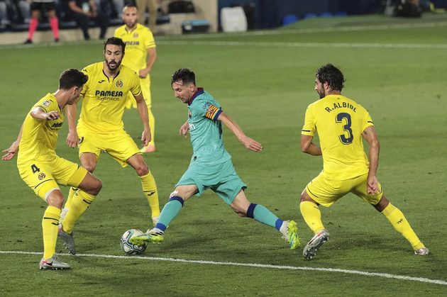 Špílmachr FC Barcelona Lionel Messi si dokáže poradit s přesilou soupeřů.
