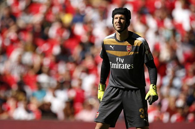 Brankář Arsenalu Petr Čech během Community Shield proti Chelsea. V pozadí fanoušci Kanonýrů.