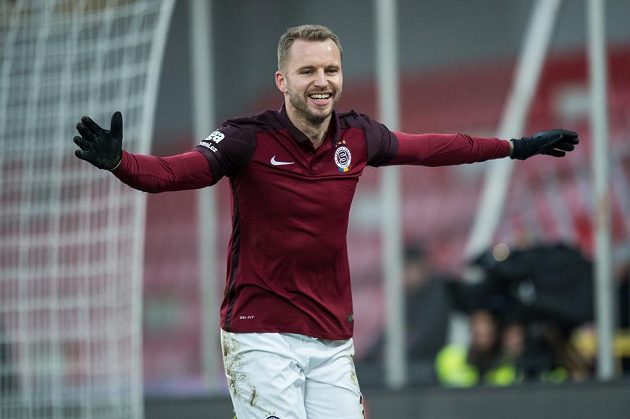 Sparťan Michal Kadlec odslavuje gól na 1:0 během utkání 16. kola ligy s Teplicemi.