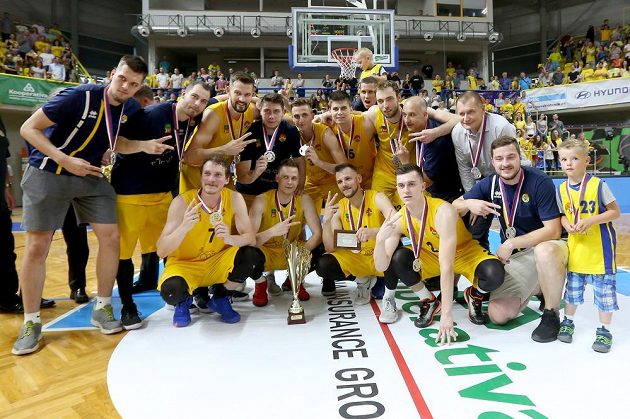 Basketbalisté BK Opava ve finále sice prohráli, ale stříbrné medaile jsou pro ně slušnou odměnou.