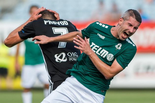 Tohle muselo bolet. Zleva Lukáš Provod z Českých Budějovic a Tomáš Pilík z Jablonce v souboji během 4. kola fotbalové ligy.