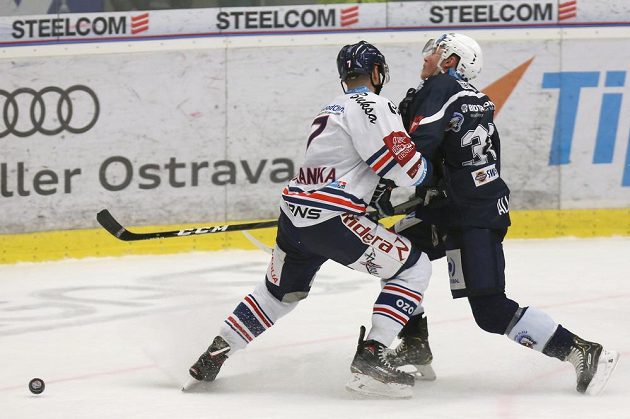 Ivan Baranka z Vítkovic a Conor Allen z Plzně v ostrém střetu během extraligového utkání.