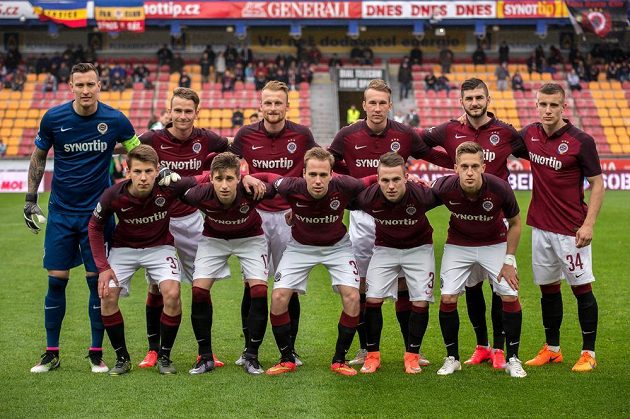 Mužstvo Sparty před utkáním semifinále MOL Cupu s Jabloncem (4. května 2016). Horní řada zleva: Marek Štěch, Jan Záviška, David Březina, Daniel Turyna, Martin Matoušek a Milan Piško. Dolní řada zleva: Daniel Mareček, Michal Sáček, Vojtěch Čmelík, Milan Kadlec a Tomáš Wiesner.