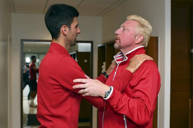 Srbský tenista Novak Djokovič se svým trenérem Borisem Beckerem po vítězném finále Roland Garros.