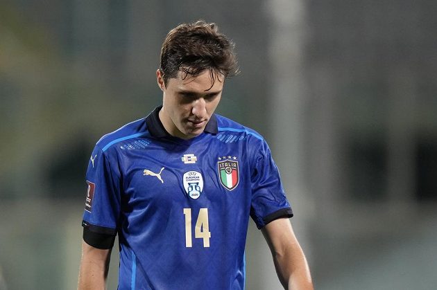 Obrovské překvapení na účet favorita. Federico Chiesa zklamaně kráčí ze hřiště. Itálie v kvalifikaci MS 2022 jen remizovala s Bulharskem.