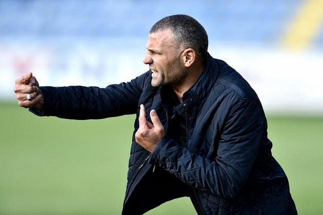 Trenér Kirjatu Šmona Salih Hassarmi během utkání 3. předkola Evropské ligy v Liberci.