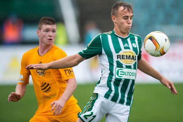 Martin Hašek z Bohemians a Michal Bezpalec z Dukly Praha během utkání 7. kola ePojištění.cz ligy.
