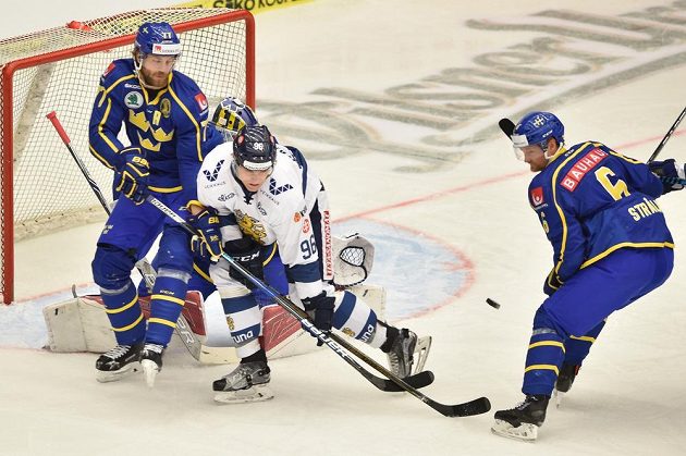 Zleva Victor Hedman ze Švédska, Mikko Rantanen z Finska a Anton Stralman ze Švédska.