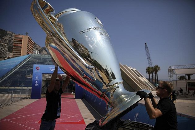 Do Monaka dorazila i obří kopie trofeje...