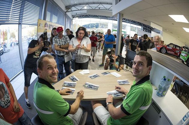 Jan Kopecký (vpravo) a Pavel Dresler při autogramiádě továrního týmu Škoda Motorsport během Barum rallye 2016.