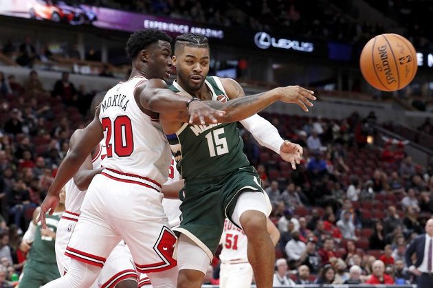 Basketbalista Chicaga Bulls Adam Mokoka (20) v přípravném utkání proti Milwaukee Bucks.