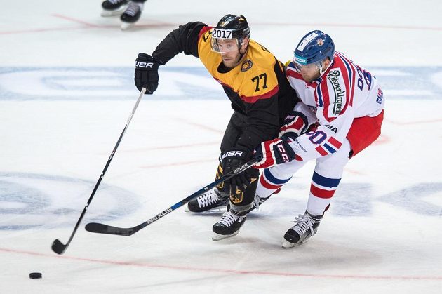 Německý obránce Nikolai Goc (vlevo) a český útočník Martin Dočekal během utkání Euro Hockey Challenge.
