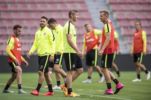 Sparťanský stoper Jakub Brabec (vpředu vlevo) se během tréninku dívá do tváře záložníka Ladislava Krejčího.