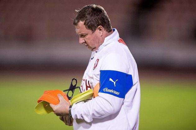 Trenér Pavel Vrba na tréninku české fotbalové reprezentace na pražském Strahově.