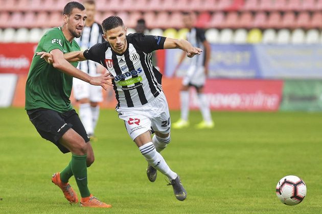 Fotbalisté Karel Soldát z Příbrami a Petr Javorek z Českých Budějovic v akci během utkání nejvyšší soutěže.