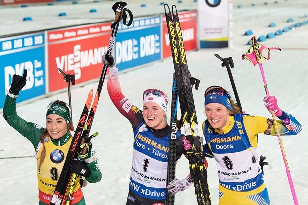 Dorothea Wiererová (druhé místo), Marte Olsbu Roeiselandová (vítězka) a Hanna Oebergová v cíli stíhacího závodu v rámci Světového poháru v biatlonu v Novém Městě na Moravě.