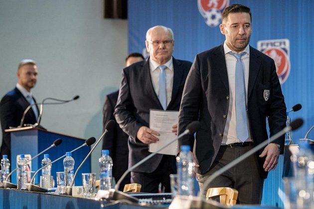 Místopředseda FAČR za Moravu Zdeněk Zlámal a šéf LFA Dušan Svoboda (vpředu) během Mimořádné Valné hromady FAČR, která se koná ve sportovním centru Nymburk.