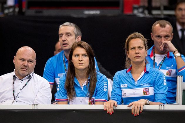 Česká lavička během úvodního dne finále Fed Cupu.(Zleva) Pavel Kolář, Lucie Šafářová a Barbora Strýcová.