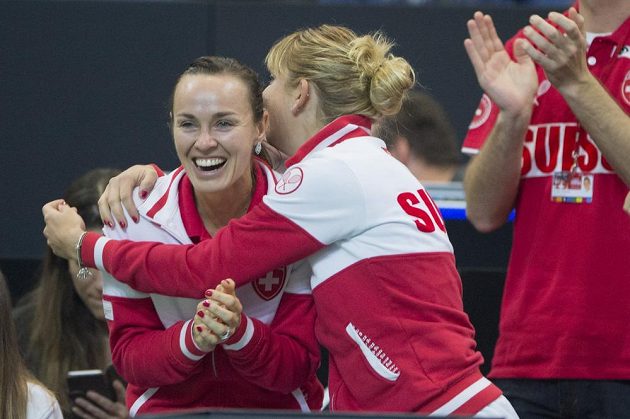 Tenistky Švýcarska, vlevo Martina Hingisová a vpravo Timea Bacsinszká oslavují vítězství Viktorije Golubicové nad Karolínou Plíškovou.