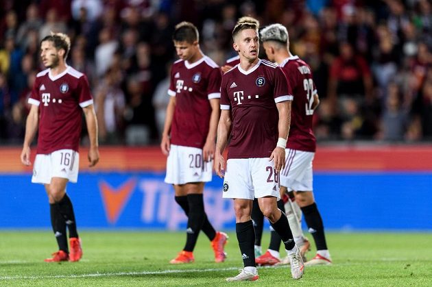 Tomáš Wiesner ze Sparty Praha se spoluhráči po utkání 3. předkola Ligy mistrů.