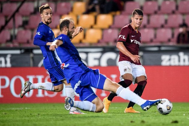 Adam Hložek ze Sparty Praha během utkání se Sigmou, míč odehrává olomoucký stoper Hubník.
