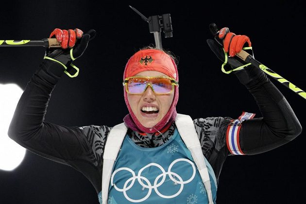 Biatlonistka reprezentující Německo Laura Dahlmeierová v cíli sprintu na ZOH v Pchjongčchangu.