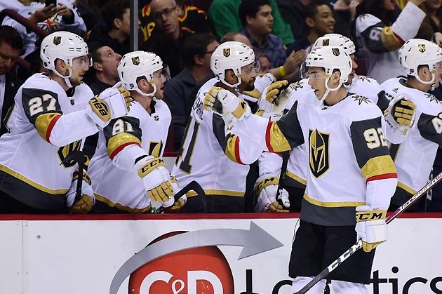 Tomáš Nosek (92) oslavuje se spoluhráči svůj gól do sítě Vancouveru v utkání NHL.