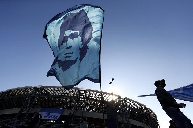 Neapolská radnice vyhlásila kvůli úmrtí Maradony den smutku a rozhodla se po něm pojmenovat stadion.