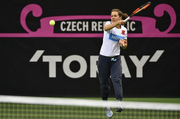 Tenistka Barbora Strýcová při tréninku před finále Fed Cupu, v němž české reprezentantky nastoupí proti týmu USA.