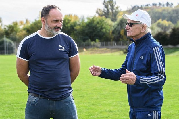 Jindřich Trpišovský starší se synem Jindřichem, který trénuje Slavii, na hřišti ve Chvatěrubech, kde nynější kouč Pražanů končil s aktivním fotbalem.