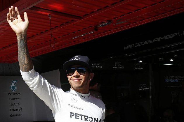 Britský jezdec formule 1 Lewis Hamilton mává fanouškům během tréninků na Velkou cenu Španělska.