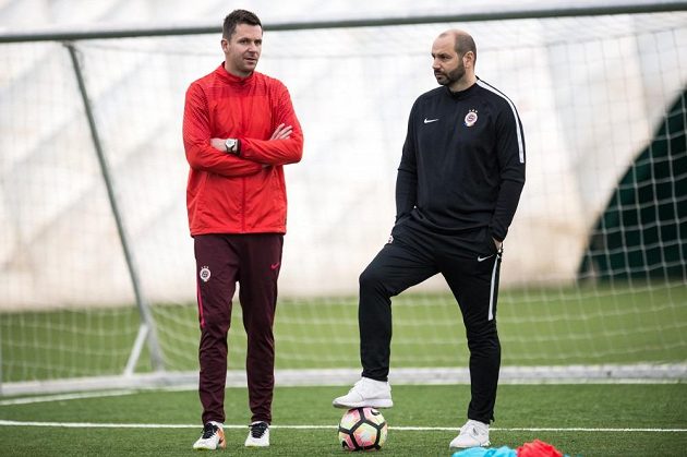 Nová trenérská dvojce Sparty David Holoubek (vlevo) a Tomáš Požár během prvního tréninku zimní přípravy v tréninkovém centru na Strahově.