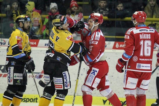 Zleva Michal Trávníček a Viktor Hübl z Litvínova a Lukáš Krajíček a Daniel Rákos z Třince.