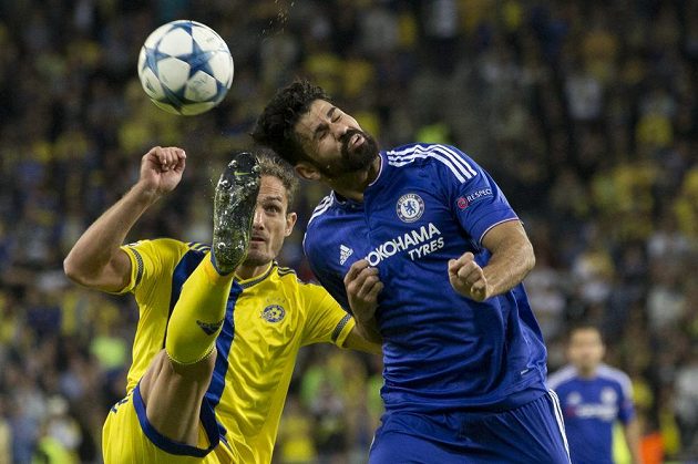 Carlos García z Maccabi Tel Aviv (vlevo) odkopává míč před útočníkem Chelsea Diegem Costou.