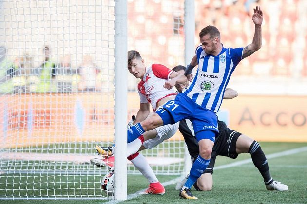 Eduard Sobol ze Slavie Praha vstřelil gól na 4:0 do sítě Mladé Boleslavi . zasáhnout se marně snaží brankář Kamran Agajev.