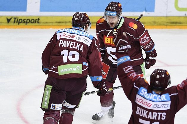 Z gólu se radují hráči Sparty (zleva) Tomáš Pavelka, autor branky Jaroslav Hlinka a Roberts Bukarts. A můžou se těšit na předkolo play off.