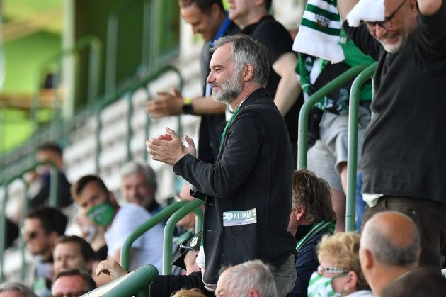 Herec Ivan Trojan mezi skupinkou fanoušků na tribuně při zápase Bohemians - Teplice.