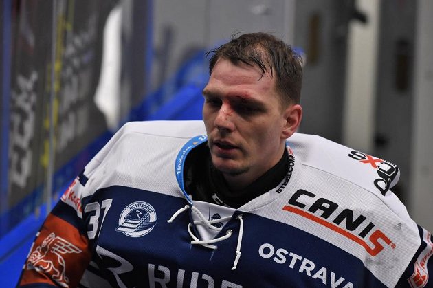 Brankář Vítkovic Daniel Dolejš odchází z ledu, poté co ho vystřídal Marek Peksa.