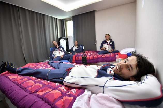 Běžci na lyžích odpočívají v jednom z pokojů v olympijské vesnici, kde jsou ubytováni čeští sportovci. Vpředu je Aleš Razým.