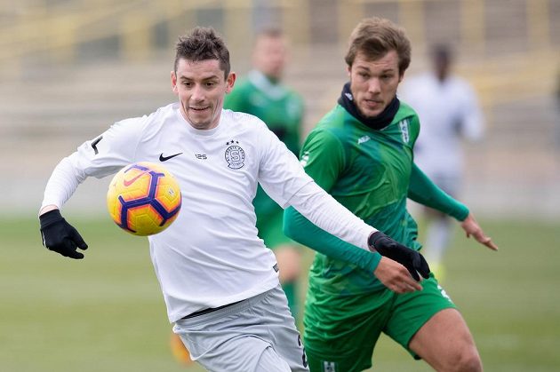 Ondřej Zahustel ze Sparty Praha a David Podzimek z Vltavínu během přípravného utkání.