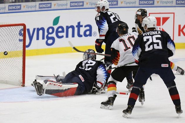 Zleva brankář Dustin Wolf z USA, Mattias Samuelsson z USA, Justin Schütz z Německa, Jacob Pivonka z USA.